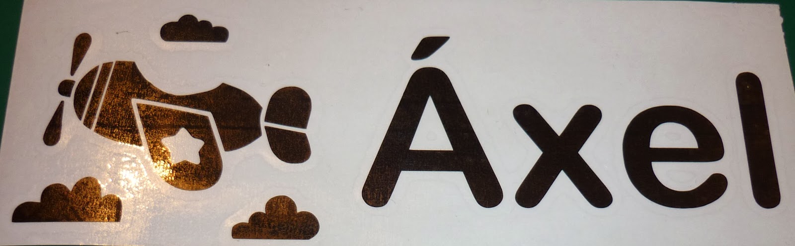 MinimandySign: Vinilo Decorativo. Nombre con Diseño (Axel)