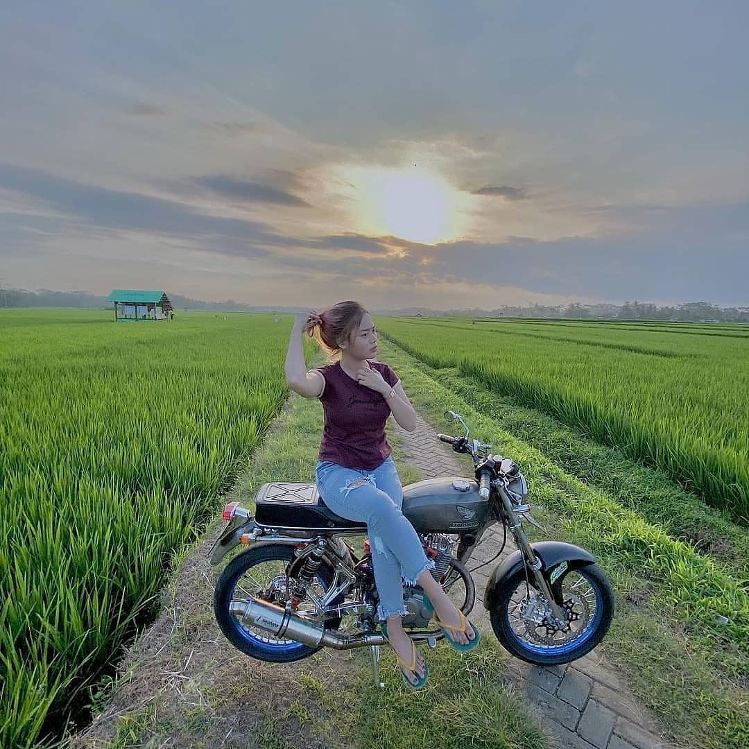 Cewek Cantik Model Motor Modif dan Klasik. Cantiknya Bikin Gagal Fokus Sob!