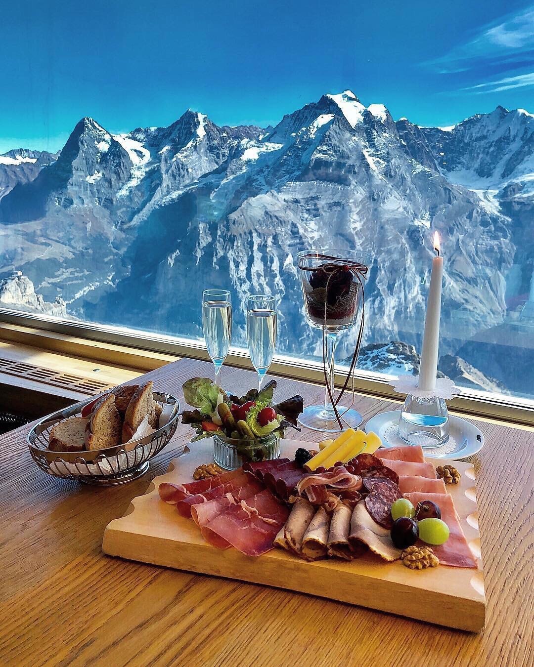 Завтраки красная поляна. Красивый завтрак. Завтрак в Альпах. Обед с видом на горы. Ужин с видом на горы.