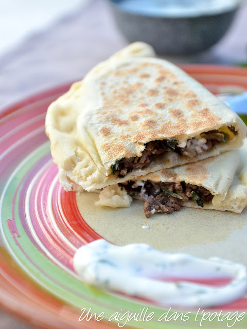 Gözleme, pain plat turc farci à la viande hachée et feta