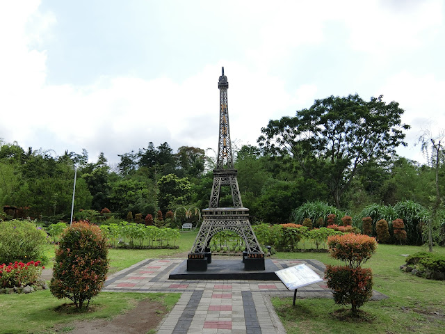 Menara Eiffel di Merapi Park The World Landmarks Kaliurang Jogja - habisliburan.com