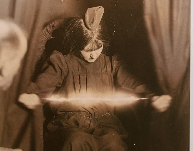 К 1922 году медиум Ева Карьер (она же Марта Беро) освоила световые эффекты