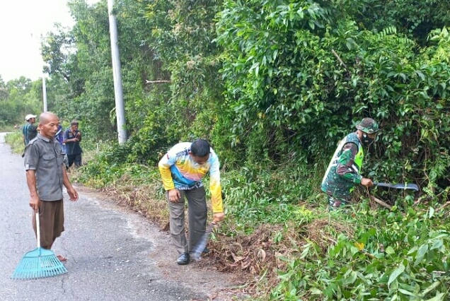 Babinsa Desa Cemaga Lakukan Gotong Royong bersama Warga Membersihkan Jalan Meliso Munung Laut Babinsa Desa Cemaga Lakukan Gotong Royong bersama Warga Membersihkan Jalan Meliso Munung Laut