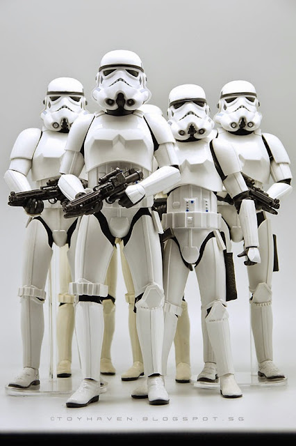 toyhaven: Comparison pictures of different 1:6 Star Wars Stormtroopers by Hot Toys, Sideshow