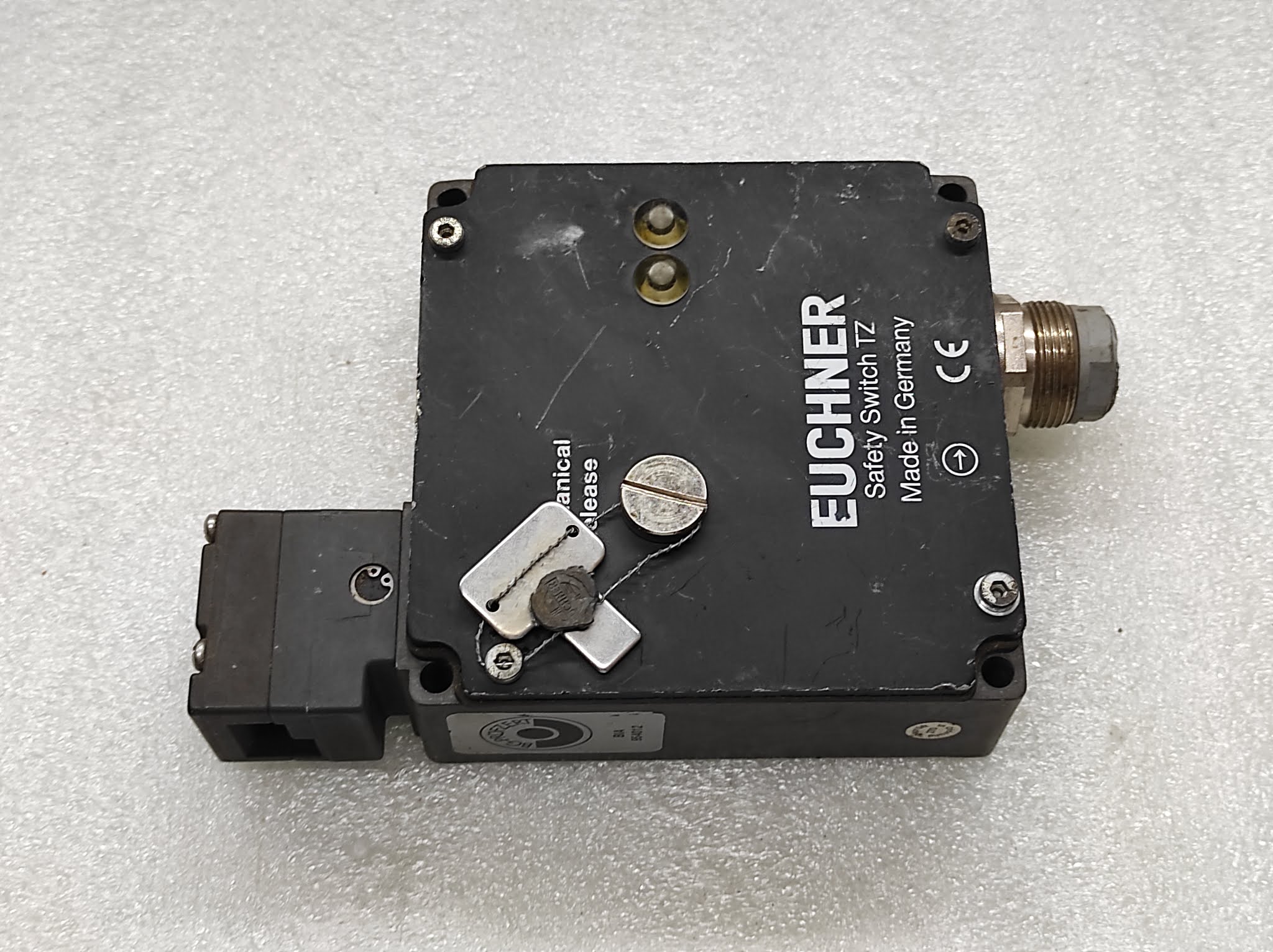 EUCHNER TZ2LE024SR6 SAFETY SWITCH 049159 230V/24VDC 6A