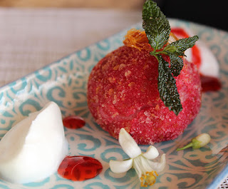 Croqueta de fresa con helado de flor de azahar