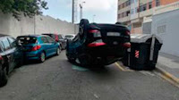 fotos coche volcado en la calle Luis Benítez Inglot, Las Palmas de Gran Canaria