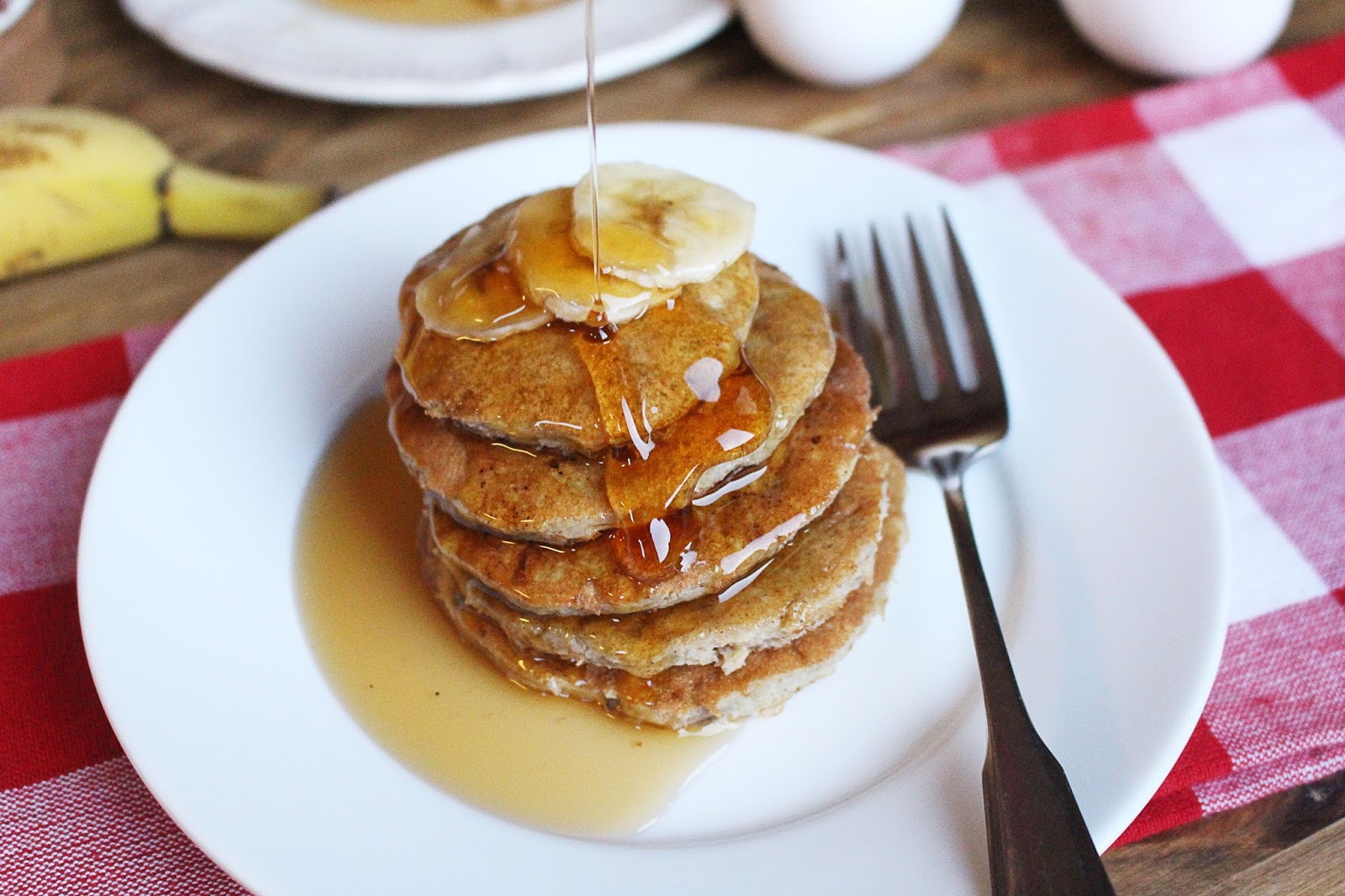 банановый панкейк. банановые панкейки. банановые оладьи калорийность. банановые панкейки без муки. готовка банановых панкейков без муки.