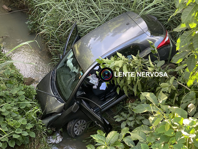Médica perde controle da direção e cai com carro em córrego na Avenida Jorge Teixeira – VÍDEO