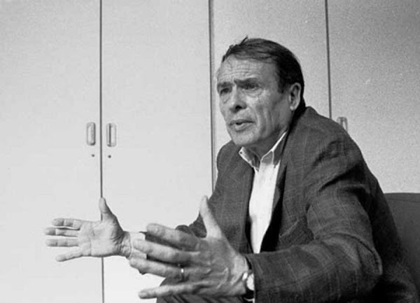 Por un corporativismo de lo universal por Pierre Bourdieu Por un corporativismo de lo universal por Pierre Bourdieu
