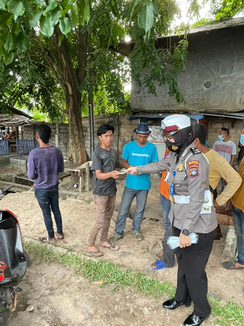 Cegah Penyebaran Covid-19, Satlantas Polresta Barelang Bagikan Masker dan Brosur Patuhi Prokes