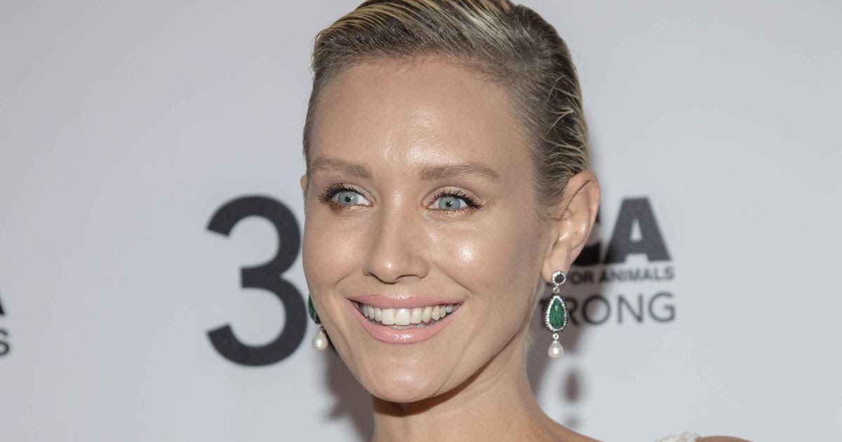 Nicky Whelan Clicks at Last Chance for Animals’ 35th Anniversary Gala