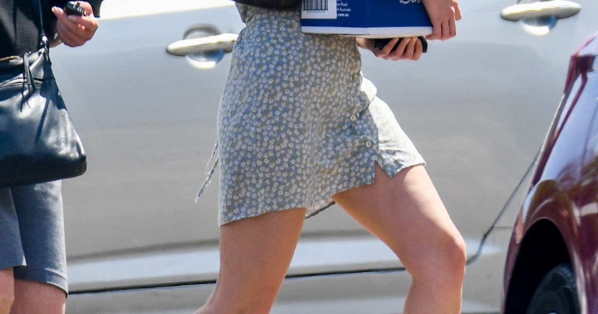 Alycia Debnam-Carey Clicked Outside in Surry Hills 24 Dec-2020