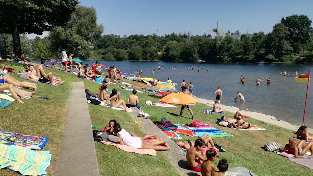 Veraneantes na praia fluvial do Faial Veraneantes na praia fluvial do Faial