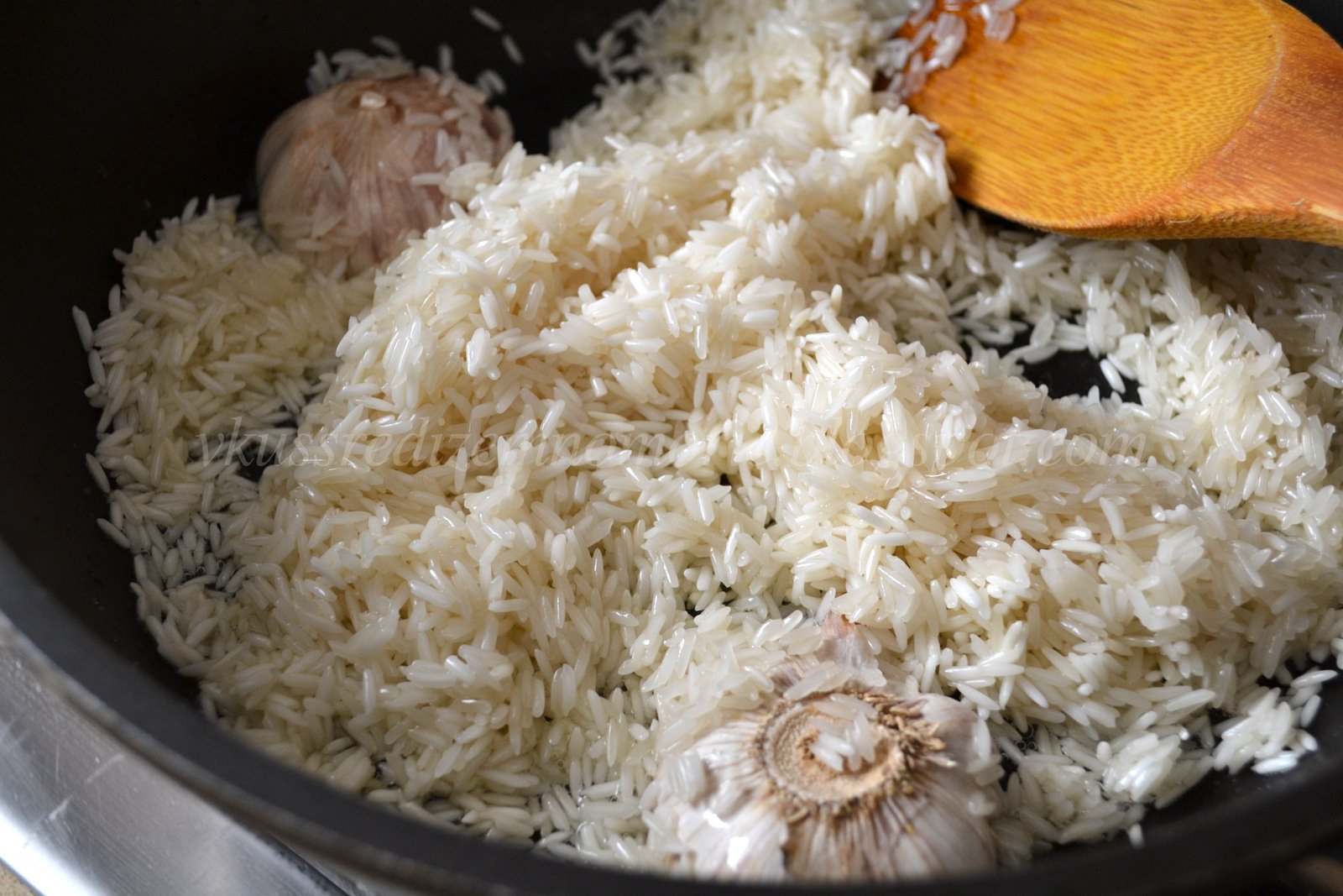 Ароматный рис. Чесночный рис. Чесночный рис с курицей. Приготовление чесночного риса. Рис с чесноком.