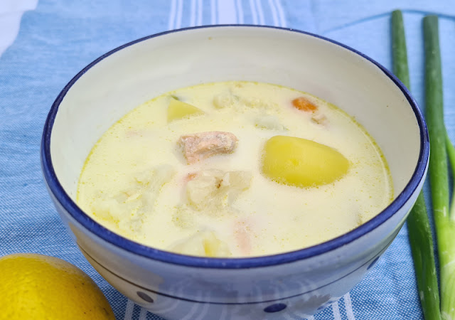 Rezept: Schwedische Sommersuppe mit Lachs. Eine Suppe aus Schweden, die den Sommer in sich trägt und einfach zu kochen ist!