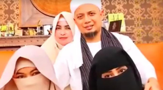 Foto Ustaz Arifin Ilham Makan Dengan Tiga Istrinya Menjadi Viral