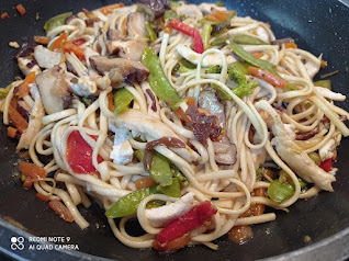 Wok de Udon con pollo, verduras y setas