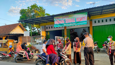 Dewan Kerja Ranting (DKR) Kwaran Pituruh, Bagi-Bagi Takjil di Area Pasar Pituruh