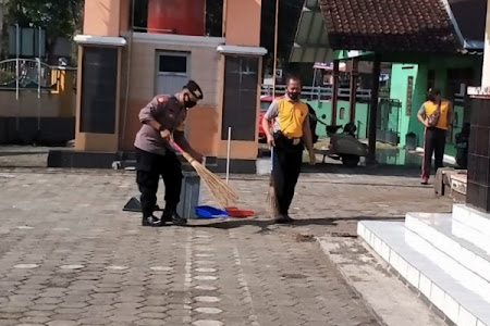   Jelang Ramadhan, Polsek Kalimanah Kerja Bakti Bersihkan Masjid