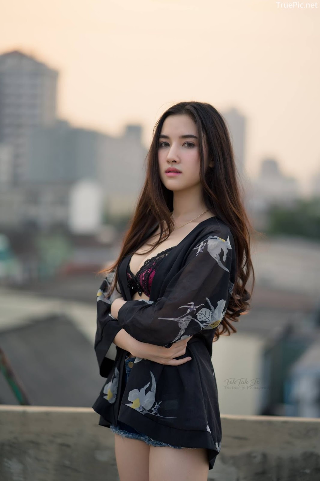 Thailand sexy angel Ploywarin Tippakorn - Black-pink bra and jean on sunset - Picture 17