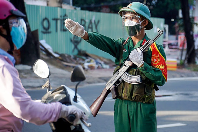 Quân đội trực chốt cầm AK nghiêm nghặt, người dân Sài Gòn vẫn nhởn nhơ mua nước đá, chạy thể dục