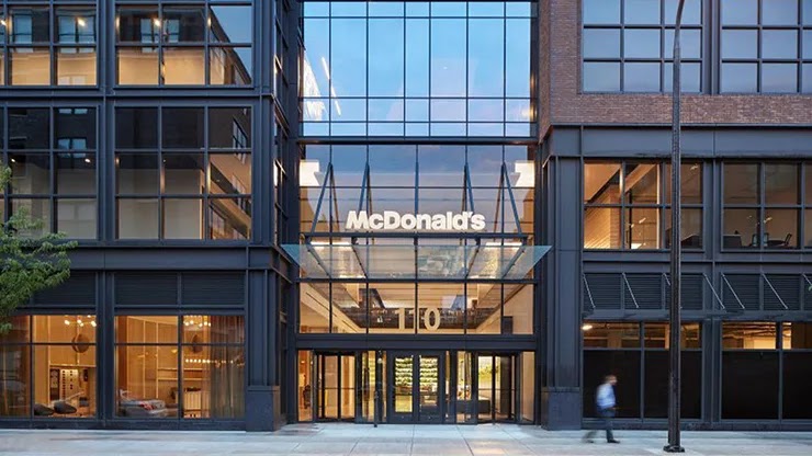 Выручка McDonald’s превысила уровень до пандемии Выручка McDonald’s превысила уровень до пандемии