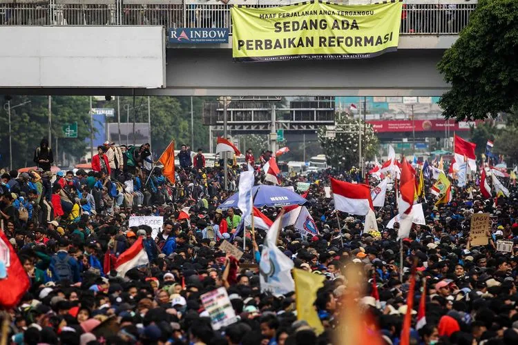 Sejumlah-BEM-di-Indonesia-Mulai-Gelar-Aksi-Tagar-Dukung-Mahasiswa-Revolusi-Jadi-Trending-Topic-Mahasiswa-Harus-Bangkit
