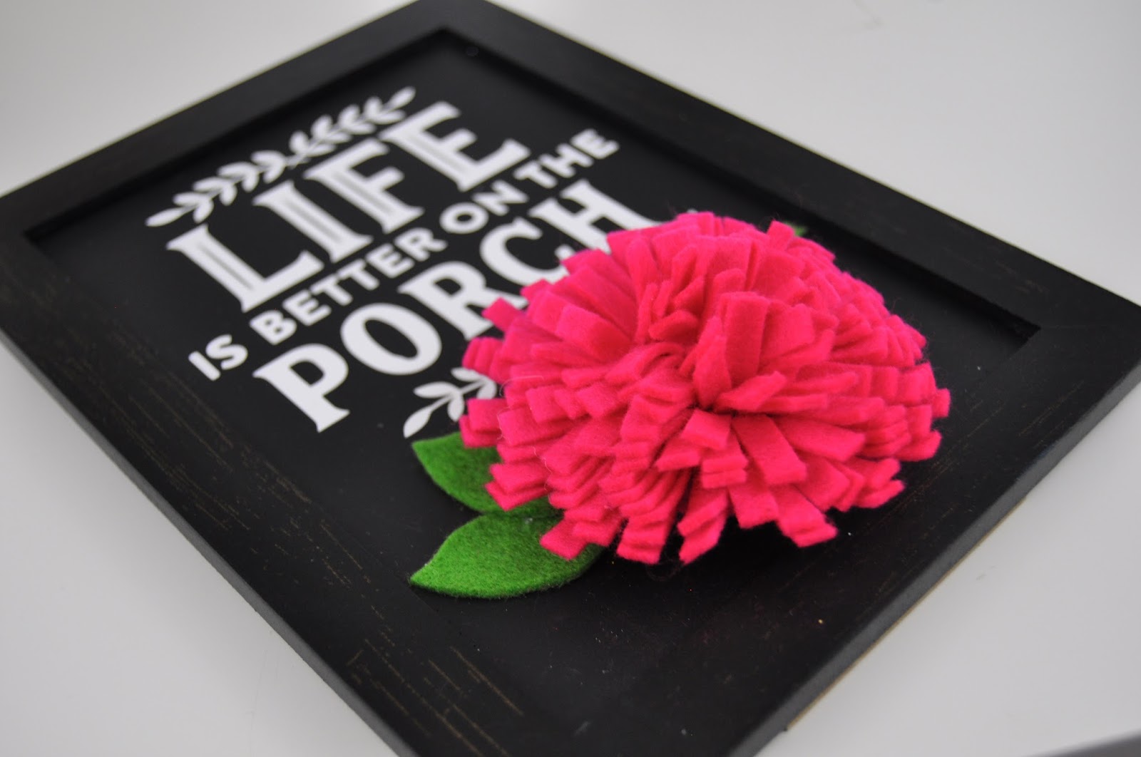 Porch chalkboard sign tutorial. Vinyl chalkboard porch sign. How to use vinyl to create a chalkboard sign for your porch with Jen Gallacher. #vinyl #chalkboard #jengallacher #jillibeansoup