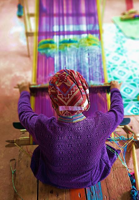 Sandra Santiago looked amazed at the artistry of the Yakan weavers