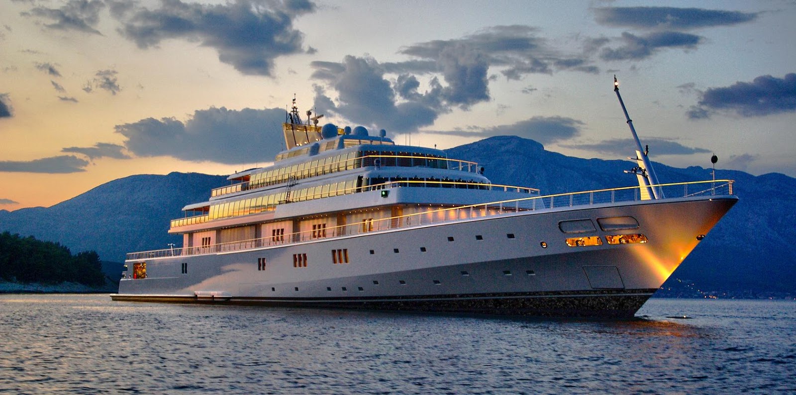 luxury yachts top 10