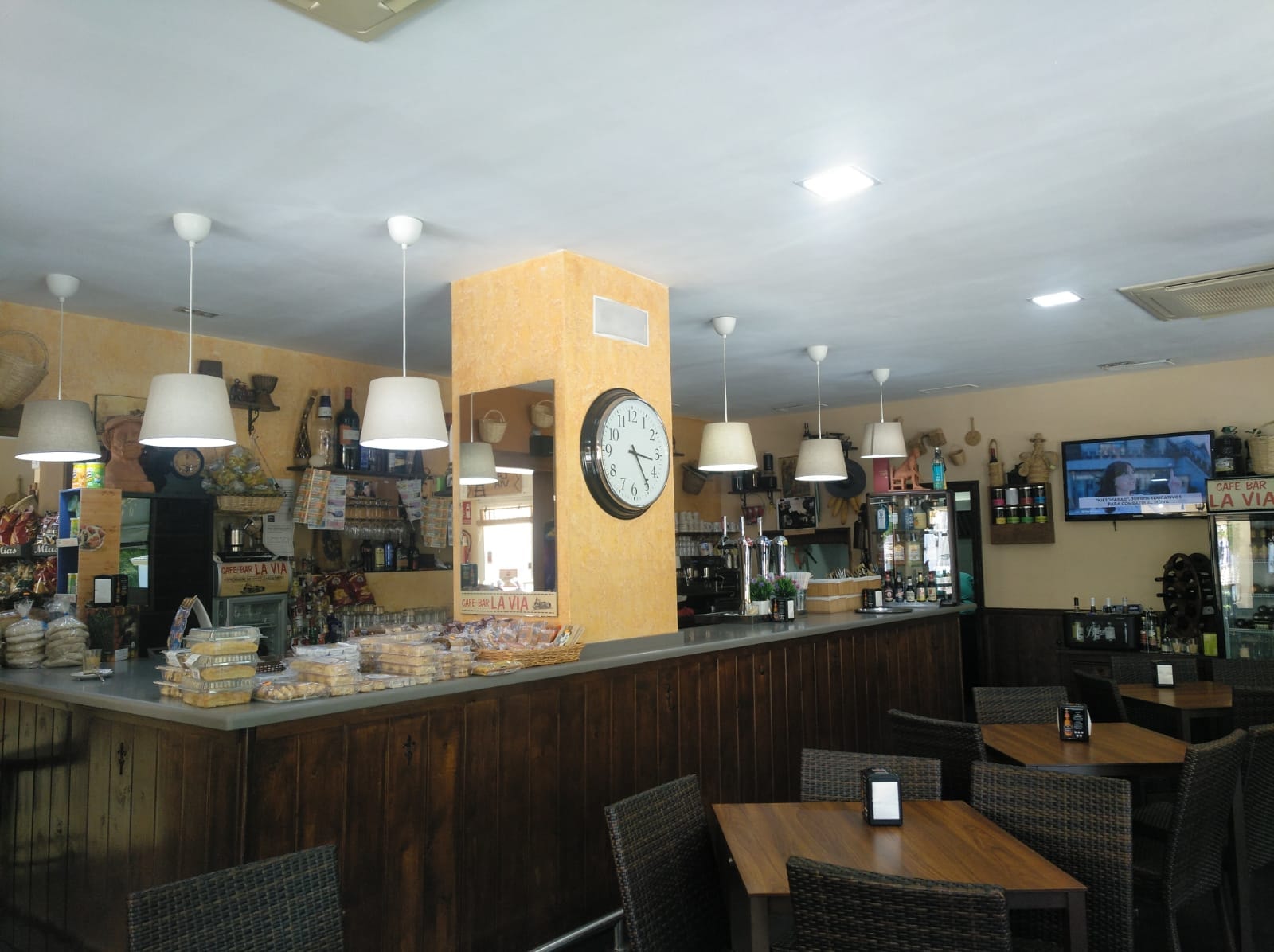 NOSTALGIA BAJO LA LUNA CAFÉBAR LA VÍA DE ARCOS, INFORMA QUE DESDE ESTE DOMINGO YA VA ABRIR