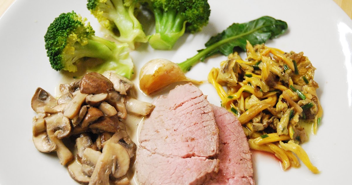 Accompagne Le Roti De Boeuf Anglais Rôti de bœuf accompagné de brocoli et champignons à la crème