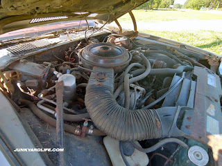 A 350-V8 under the 1978 Camaro hood.