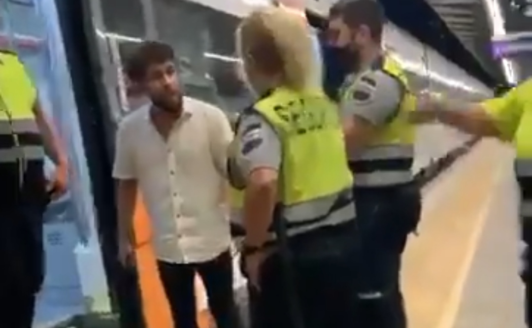 [VER VÍDEO] Insulta, amenaza y golpea con un cinturón a unos vigilantes del metro de Barcelona 