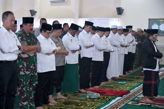 Presiden Jokowi Laksanakan Salat Minta Hujan di Pekanbaru  