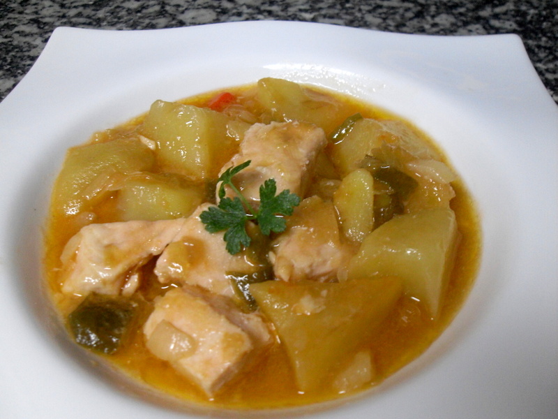 Plato con marmitako de salmón.