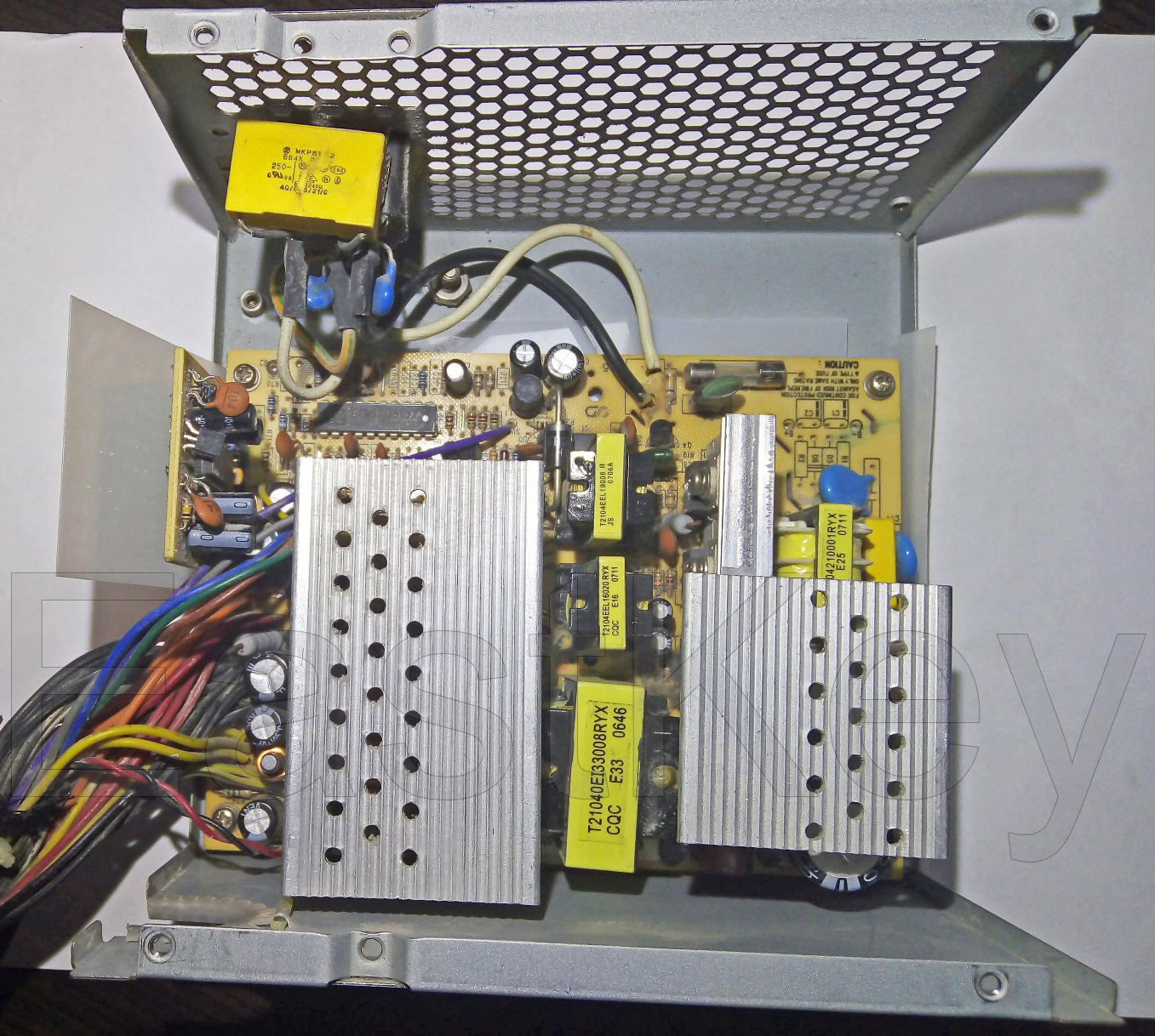 перемычка блок питания atx. прозвонить блок питания компьютера. блок питания скрепкой. провода блоков питания 12в красный белый. перемычка разъем блока питания компьютера.