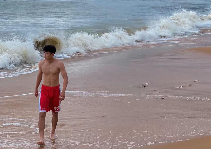 Đây là những gì xảy ra với trẻ khi thường xuyên nghe cha mẹ nói: "Cái này đắt lắm, nhà mình không có tiền mua" - Hệ quả có thể rất tai hại 2 Nham Manh Dung cao 1m81 6 mui deu tam tap lam chi em ai nay phai 274774697 1859195881135030 1985198598380775765 n 1653234746 914 width1468height1039