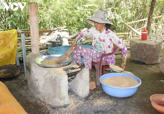 Sóc Trăng: Đặc sản thơm nức, dẻo quạnh làm từ "hạt ngọc trời" của bà con Khmer Sóc Trăng: Đặc sản thơm nức, dẻo quạnh làm từ "hạt ngọc trời" của bà con Khmer