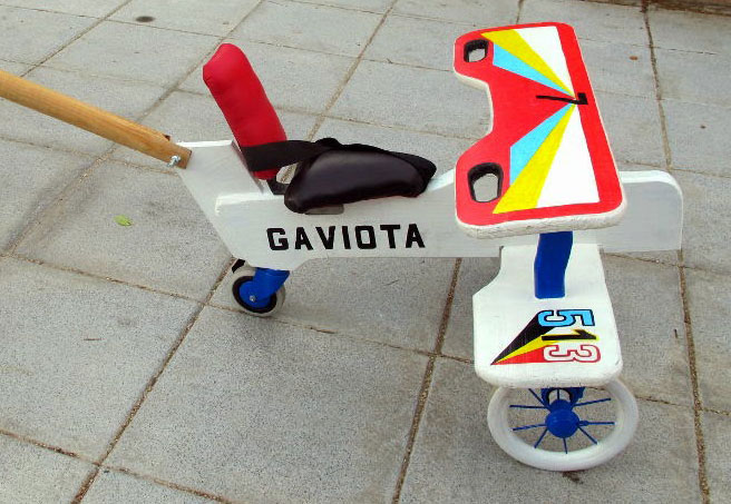 triciclo en forma de avion