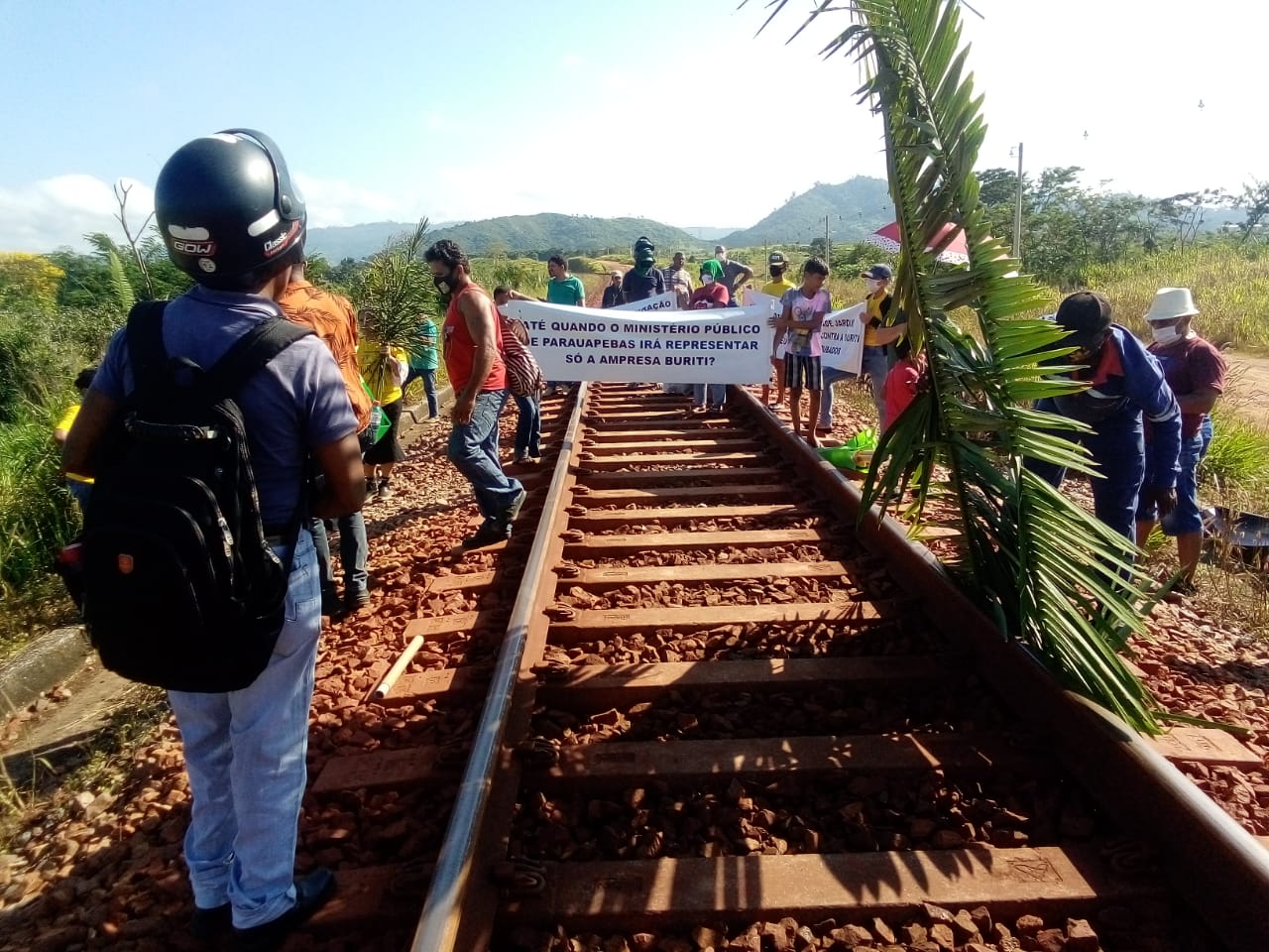 Parauapebas: Manifestantes desocupam linha férrea no bairro Nova Carajás Parauapebas: Manifestantes desocupam linha férrea no bairro Nova Carajás