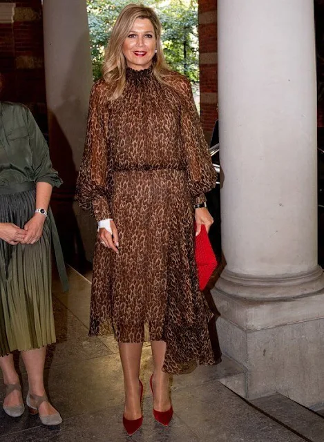 Queen Maxima wore a debora leopard-print midi dress from Natan. Gianvito Rossi red suede pumps and red suede clutch