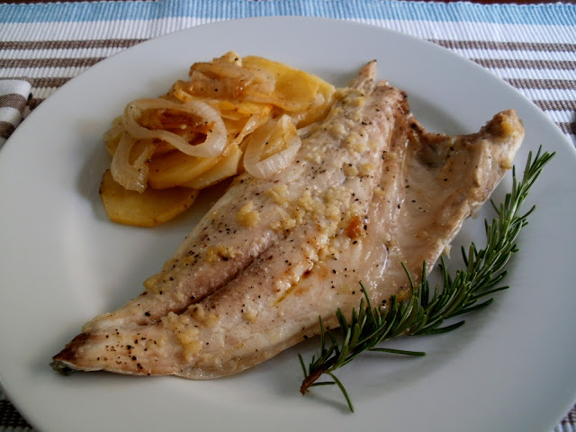 Dorada al horno con patatas, ajo y romero