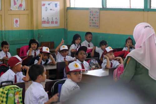 Hasil gambar untuk gambar anak sekolah di kelas