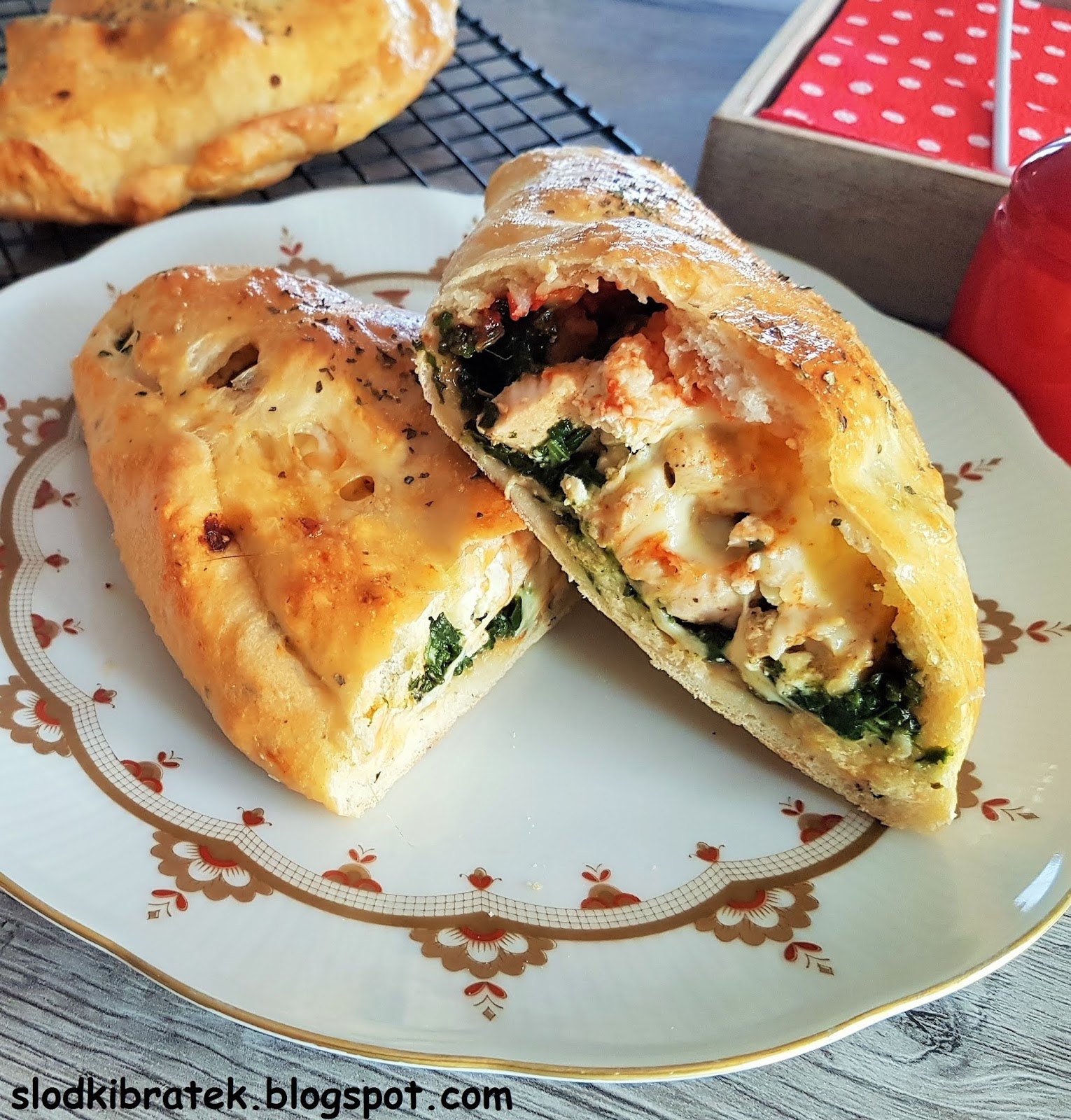 Słodki Bratek CALZONE Z KURCZAKIEM, FETĄ, SZPINAKIEM I SUSZONYMI