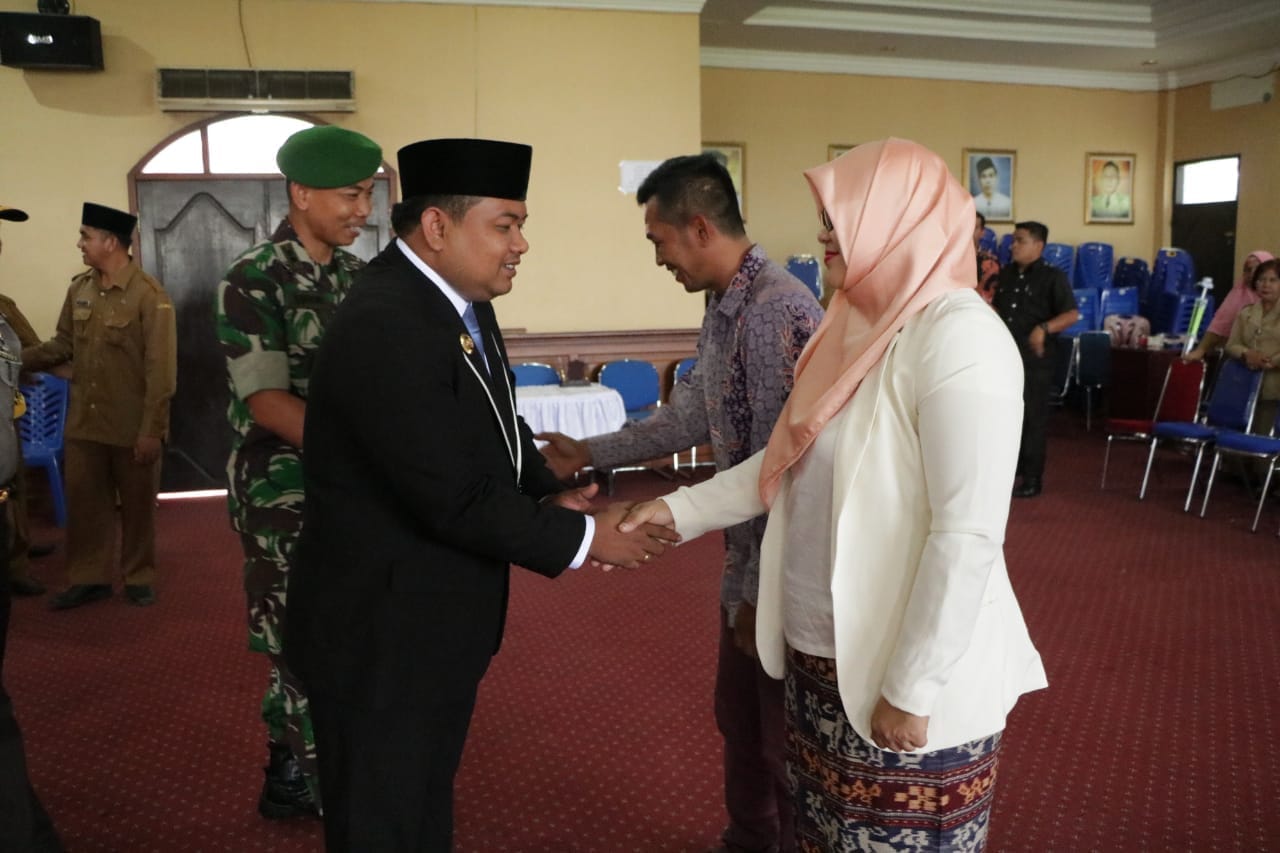 Walikota Tanjungbalai H M Syahrial,SH,MH saat melantik Ruri Prihatini Lubis,SS,M.Si menjadi Direktur PDAM Tirta Kualo, Tanjungbalai di Aula I Kantor Walikota Tanjungbalai Walikota Tanjungbalai H M Syahrial,SH,MH saat melantik Ruri Prihatini Lubis,SS,M.Si menjadi Direktur PDAM Tirta Kualo, Tanjungbalai di Aula I Kantor Walikota Tanjungbalai