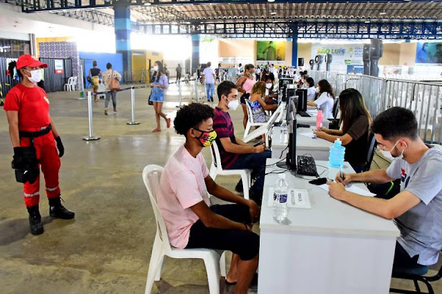 São Luís iniciou mais uma semana da campanha de vacinação contra Covid-19 sendo destaque nacional como a capital brasileira mais adiantada na imunização por faixa etária sem comorbidades. A vacinação está ocorrendo nos nove pontos de imunização montados pela Prefeitura.   “Nós já estamos com 78% da nossa população adulta vacinada com a primeira dose. Nosso lema desde o início da campanha tem sido: basta ter vacina que vai parar no braço. Começamos a trabalhar no nosso Plano Municipal de Vacinação ainda no ano passado para garantir que assim que as vacinas ficassem disponíveis fossem aplicadas de forma rápida e organizada. Vamos seguir com todas as estratégias adotadas até aqui para que possamos vacinar a nossa população com as duas doses da vacina e superarmos essa crise sanitária”, destacou o prefeito Eduardo Braide, enaltecendo que o feito é resultado de muito planejamento e trabalho.   Com a vacinação do público de 19 anos e 18 anos, São Luís será a primeira capital brasileira a ter sua população adulta (a partir de 18 anos) a ter tomado a primeira dose de vacina contra Covid-19.   Para avançar de forma rápida na vacinação, a gestão do prefeito Eduardo Braide montou diversas estratégias em seu Plano Municipal de Vacinação, que segue todas as diretrizes do Plano Nacional de Imunização (PNI) do Ministério da Saúde.  A principal delas foi montar centros municipais de vacinação em diversas regiões da cidade e com grande capacidade de atendimento. Com isso foi possível descentralizar o atendimento, facilitar o acesso da população à vacina e atender um grande número de pessoas de forma rápida, organizada e segura. Em um único dia, São Luís chegou a vacinar mais de 22 mil pessoas.    A campanha de vacinação contra Covid-19 começou dia 19 de janeiro em São Luís. Cinco meses após o início de todo este trabalho e sendo referência nacional como a capital brasileira mais adiantada na imunização de sua população. Desde então, 573.144 mil pessoas já receberam a primeira dose da vacina contra o novo Coronavírus. E 114.992 mil pessoas já estão imunizadas com as duas doses.  Calendário de vacinação contra Covid-19 em São Luís:   Terça-feira (22): 18 anos  Pontos de vacinação - 8h às 18h  Centro Municipal de Vacinação – Multicenter Sebrae Centro Municipal de Vacinação – UNDB (Ginásio) Drive-thru – Espaço Reserva (ao lado do Shopping da Ilha) Centro Municipal de Vacinação UEMA Drive-thru - UEMA Drive-thru - Ceuma Renascença Centro Municipal de Vacinação - UFMA Drive-thru - UFMA Centro Municipal de Vacinação Senai BR 135