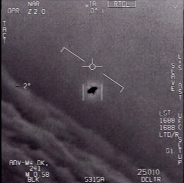 Imagem retirada de vídeo liberado pelo Departamento de Defesa dos EUA que mostra um encontro entre avião caça F/A-18 Super Hornet e um objeto não identificado - U.S. Department of Defense