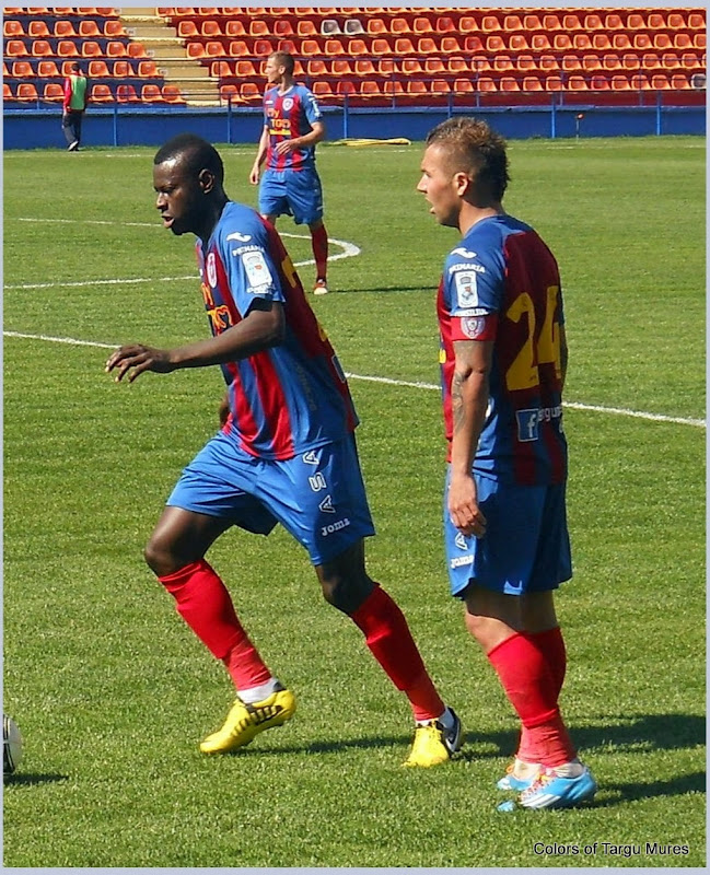 Ghete Fotbal. Imagini din partida Ligii a II-a la fotbal, ASA Tg. Mures - FC Bihor Oradea(0-1). Lorand Szilagyi si Ousmane N'Doye